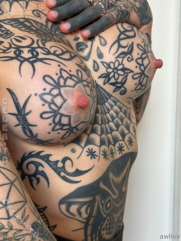 Awlivv nude photo 33
