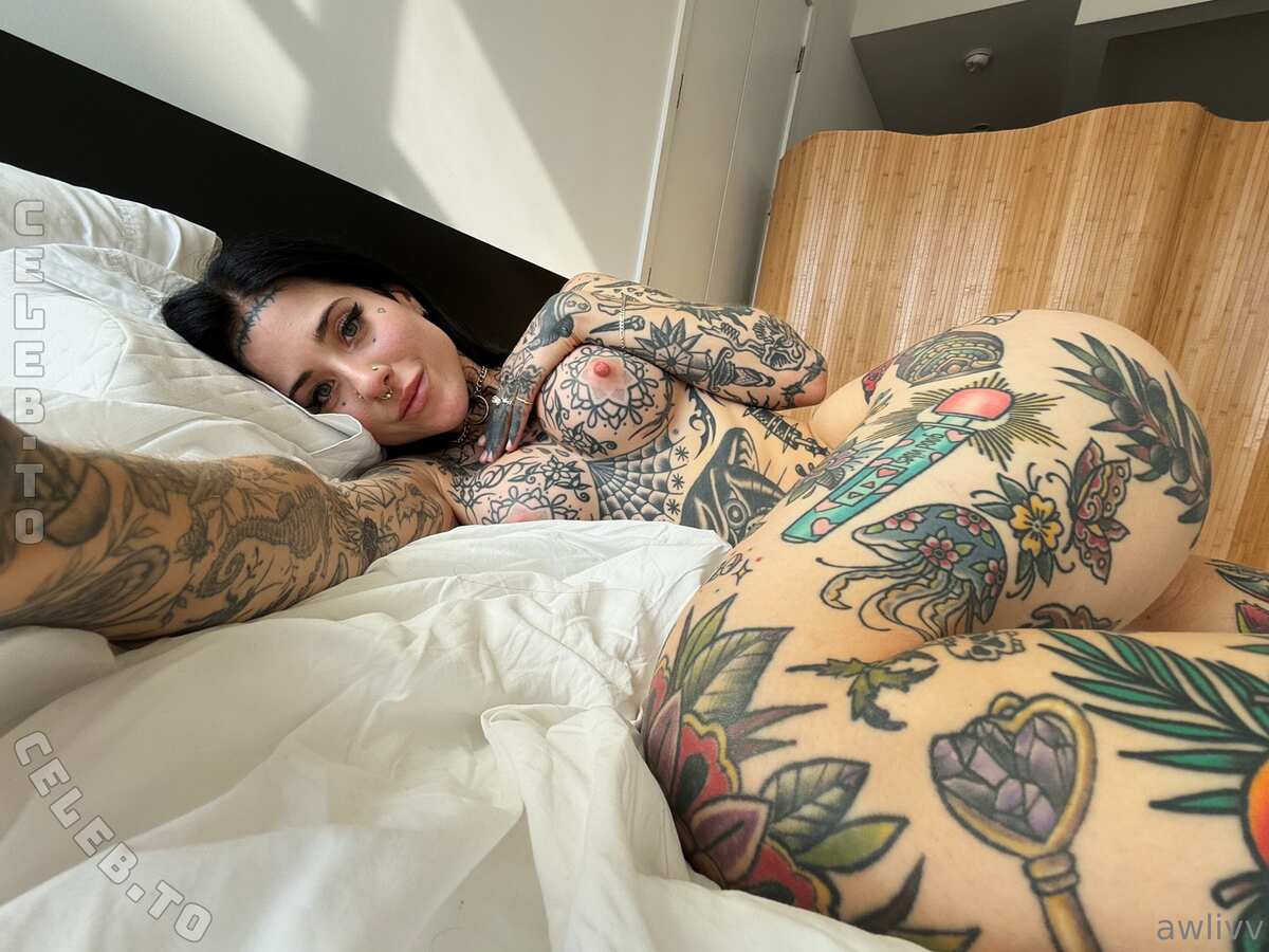 Awlivv nude photo 2