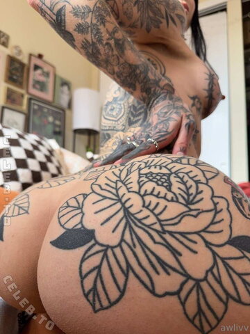 Awlivv nude photo 8