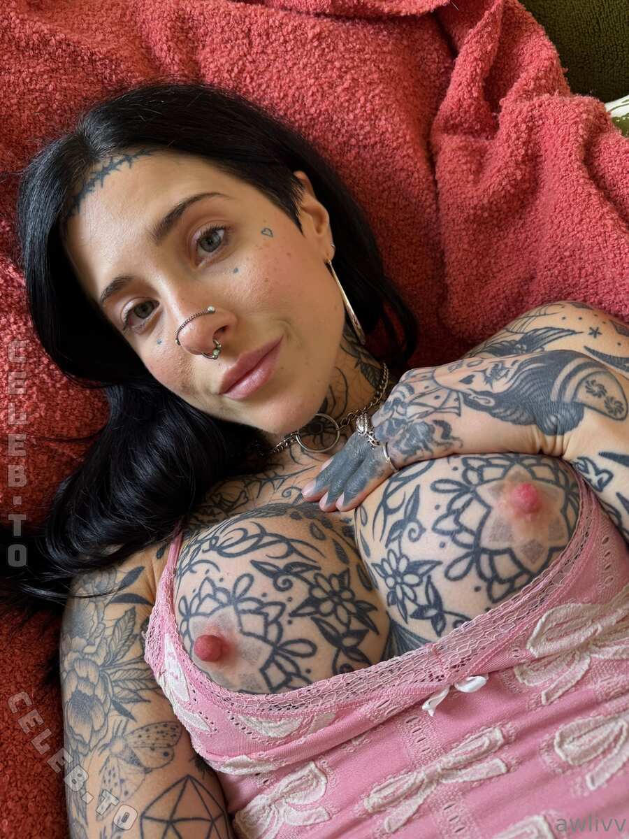 Awlivv nude photo 8