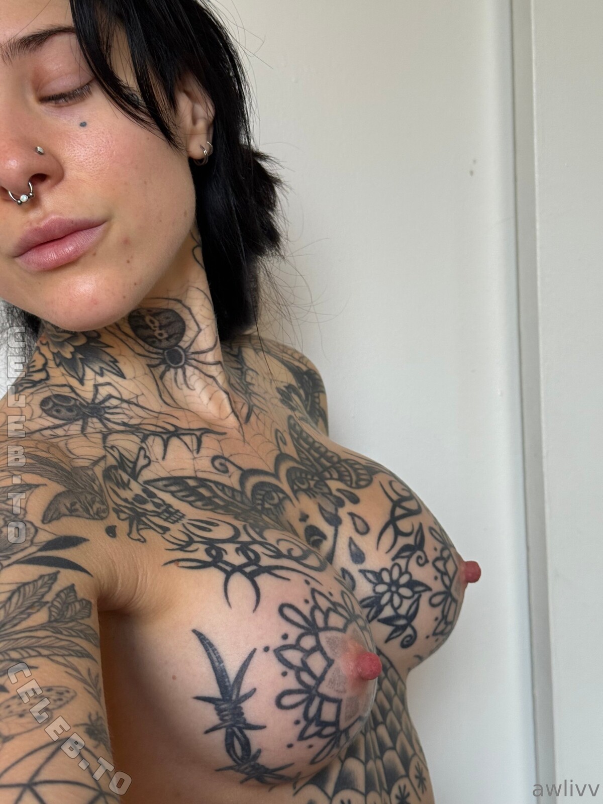 Awlivv nude photo 14