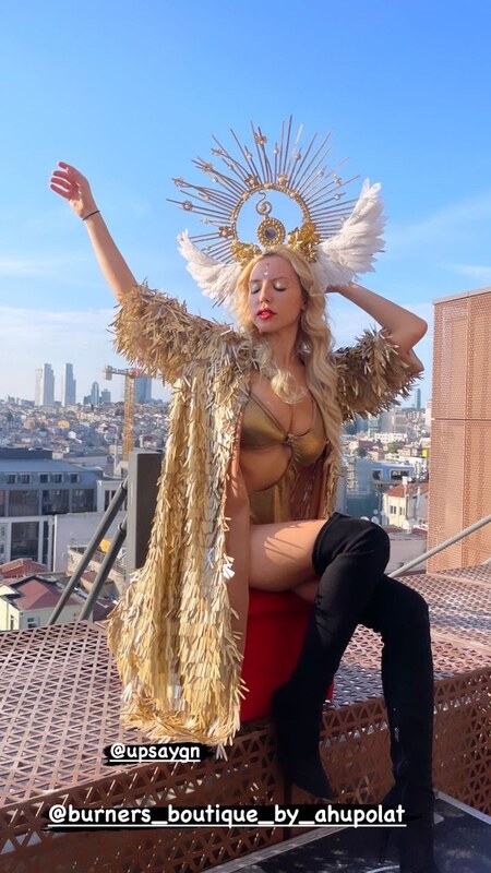 Aygün Aydın nude photo 4