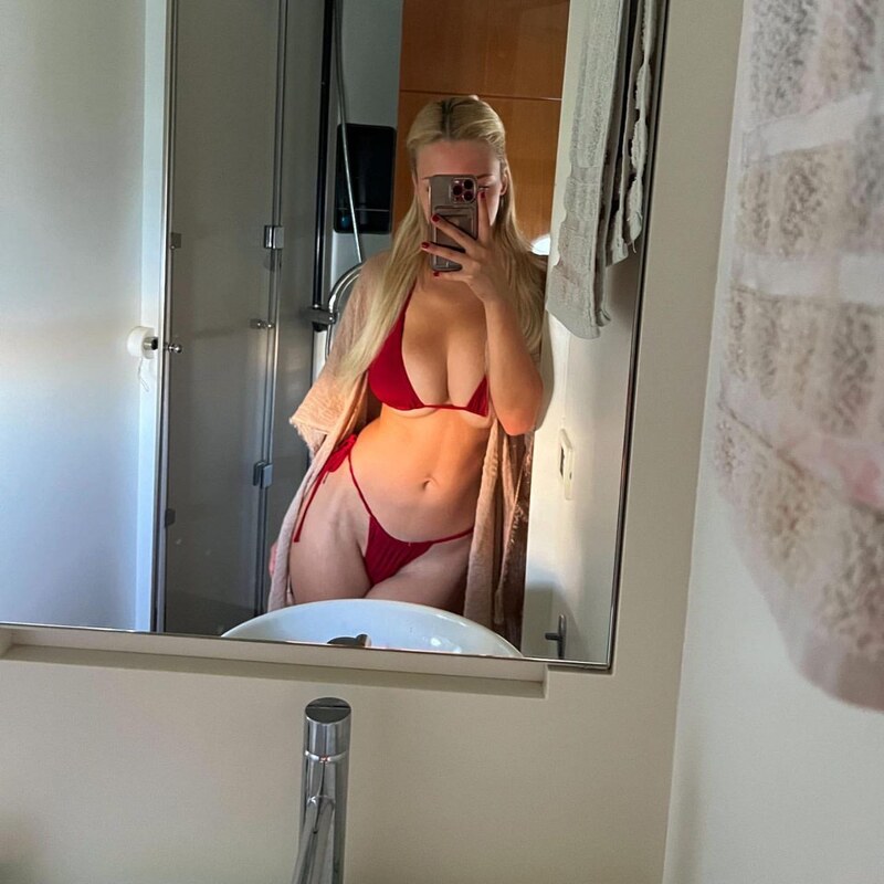 Aygün Aydın nude photo 7