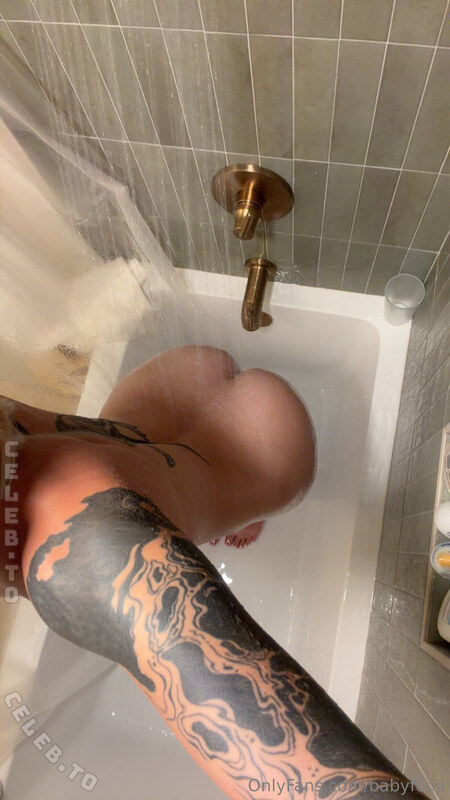 Babyfooji nude photo 3