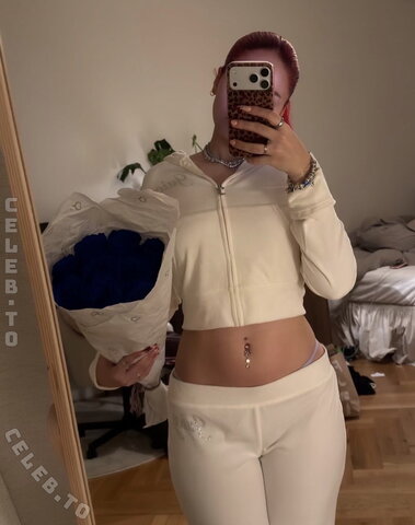 Badmómzjay nude photo 30