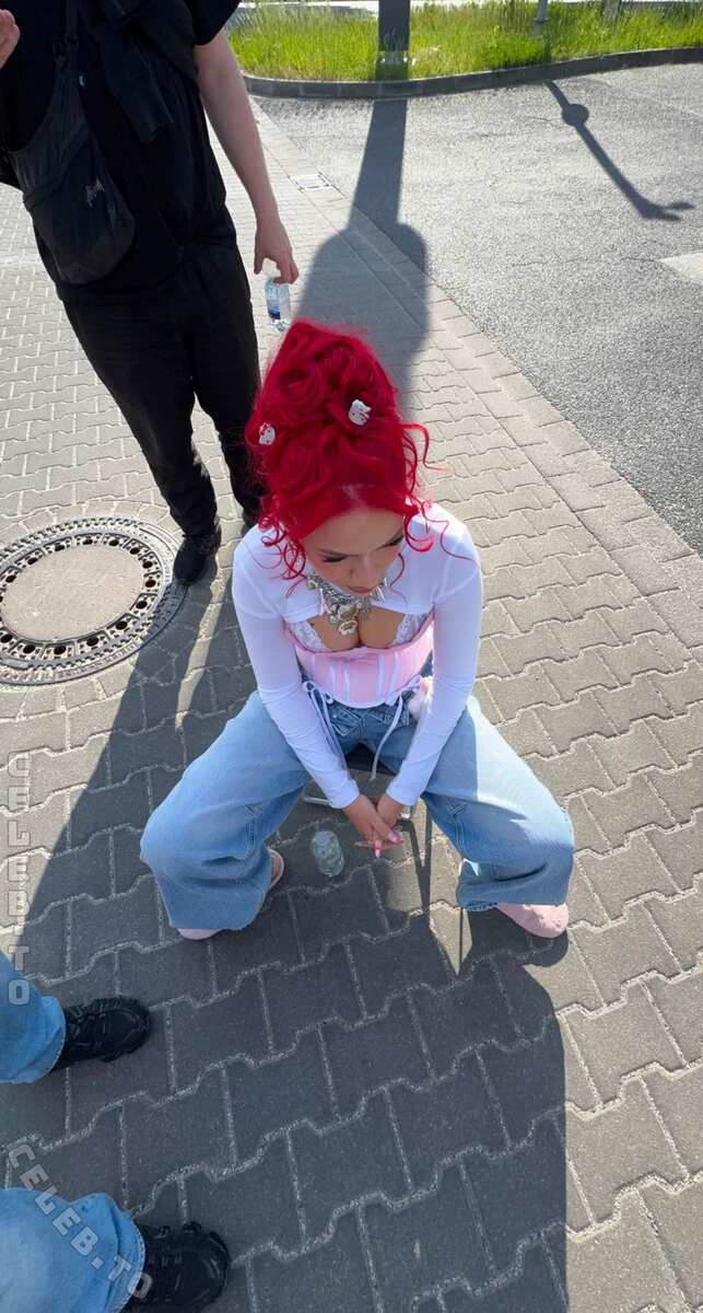 Badmómzjay nude photo 1