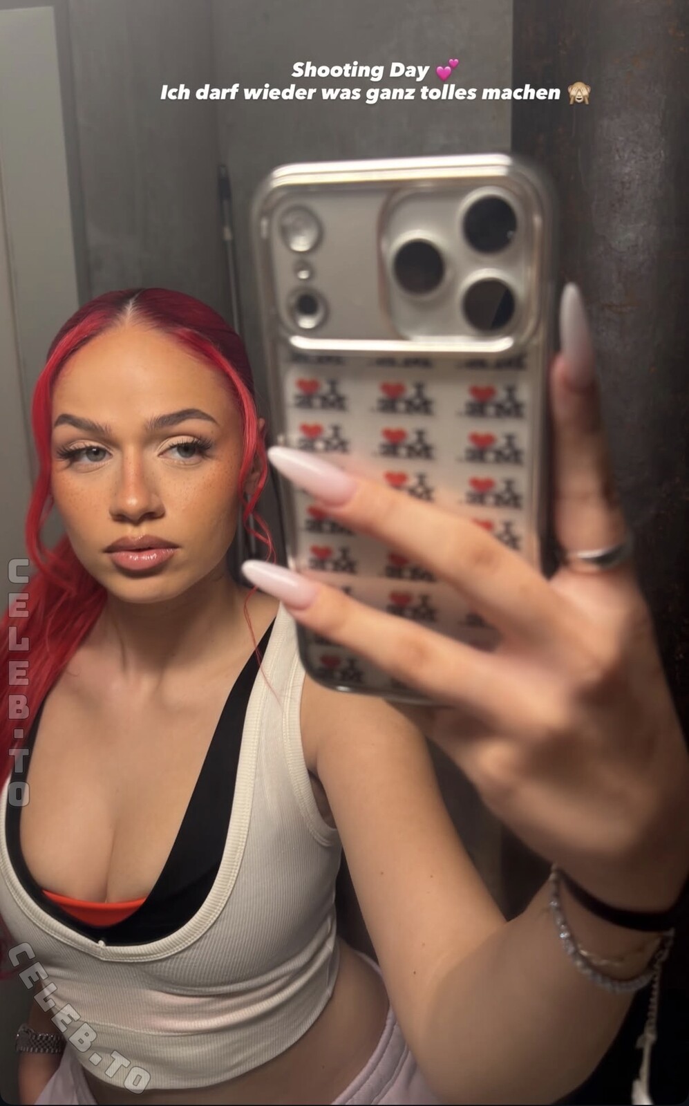 Badmómzjay nude photo 1