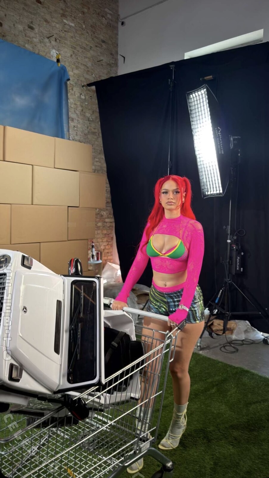 Badmómzjay nude photo 4