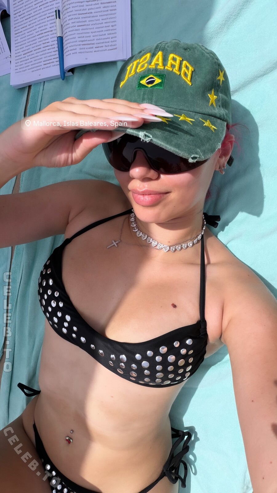Badmómzjay nude photo 1