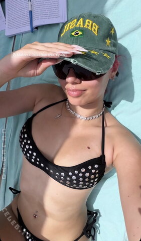 Badmómzjay – snapchat story in bikini