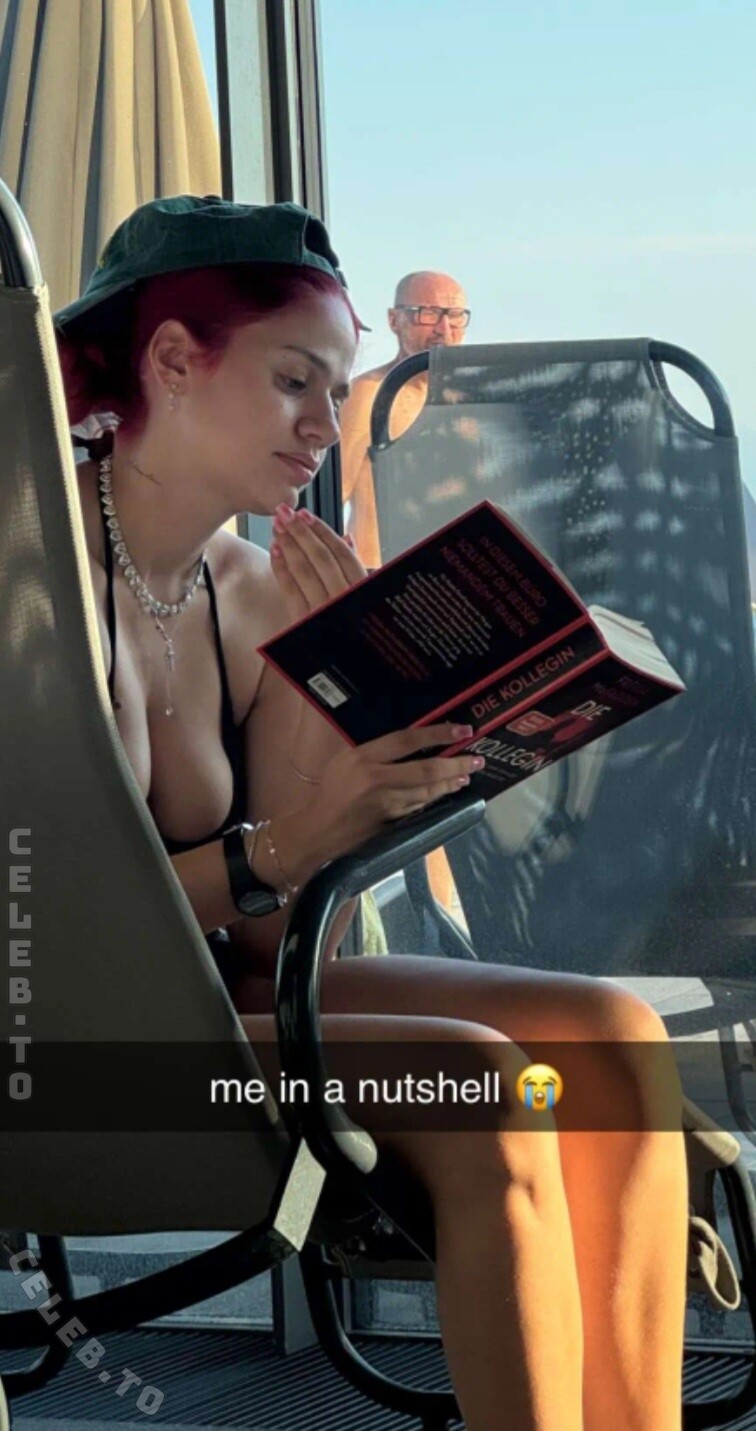 Badmómzjay nude photo 1