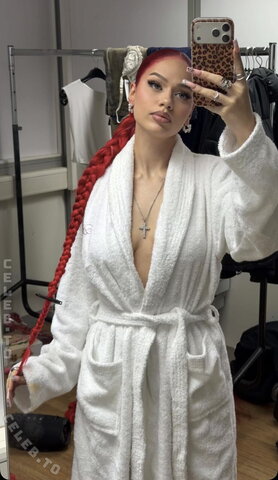 Badmómzjay nude photo 2