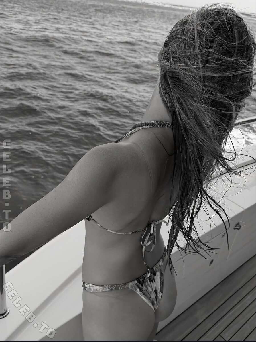 Bar Refaeli nude photo 4