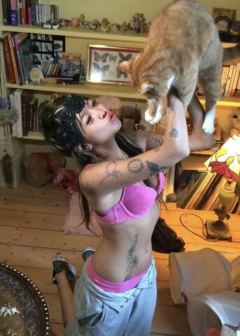 beabadoobee radvxz Hot (4 photos)