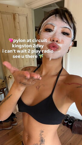 beabadoobee radvxz New (1 photo)