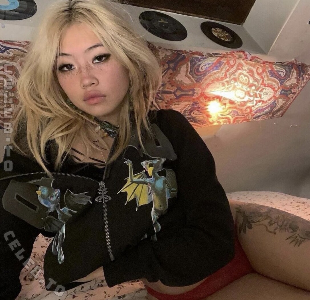 Beabadoobee nude photo 1