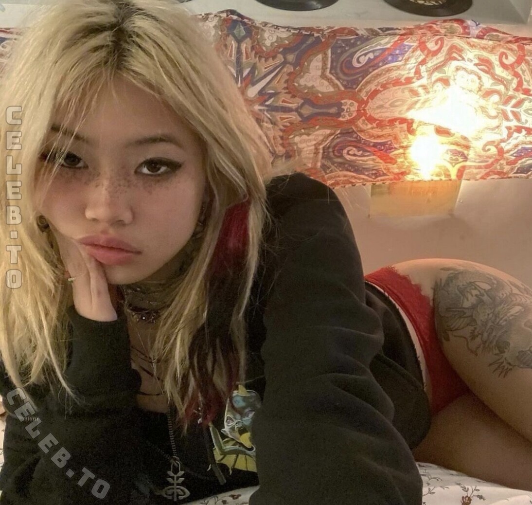 Beabadoobee nude photo 3