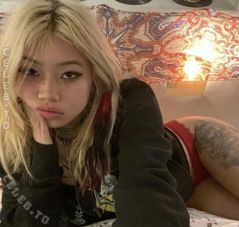Beabadoobee nude photo 30