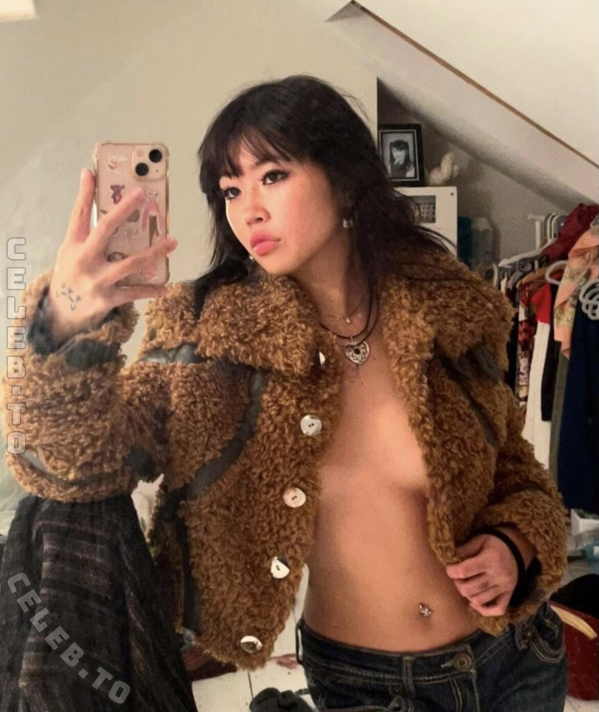 Beabadoobee nude photo 6