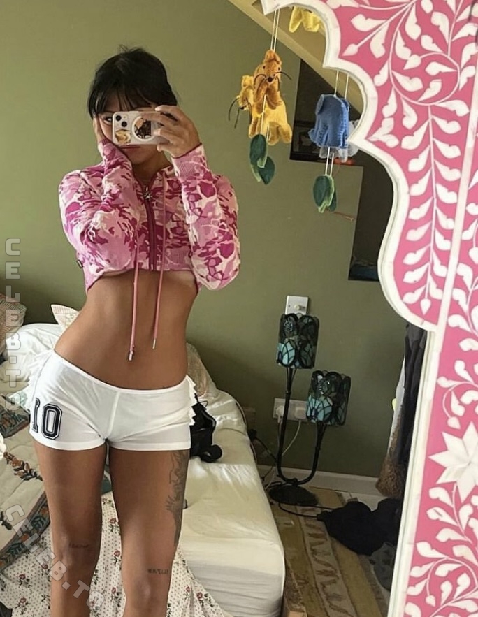 Beabadoobee nude photo 9