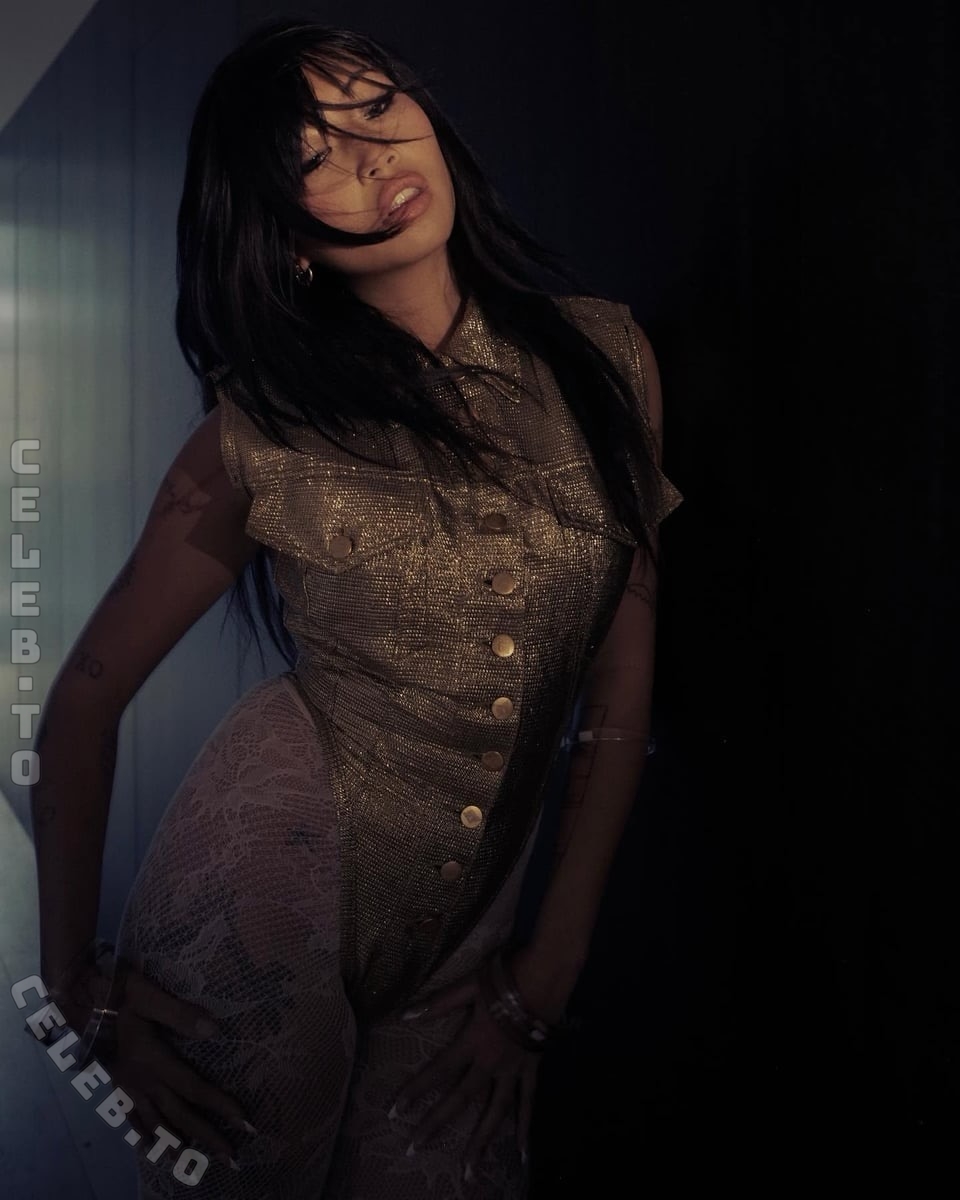 Beabadoobee nude photo 11