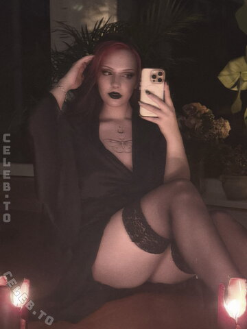 Beccyuwu stands out with tattoos and a skillful goth look