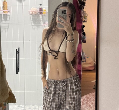 beebee ASMR nude photo 1
