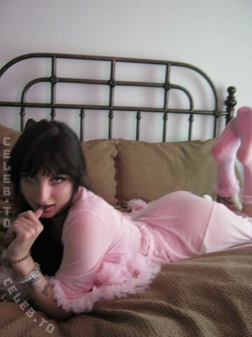beebee nude photo 63
