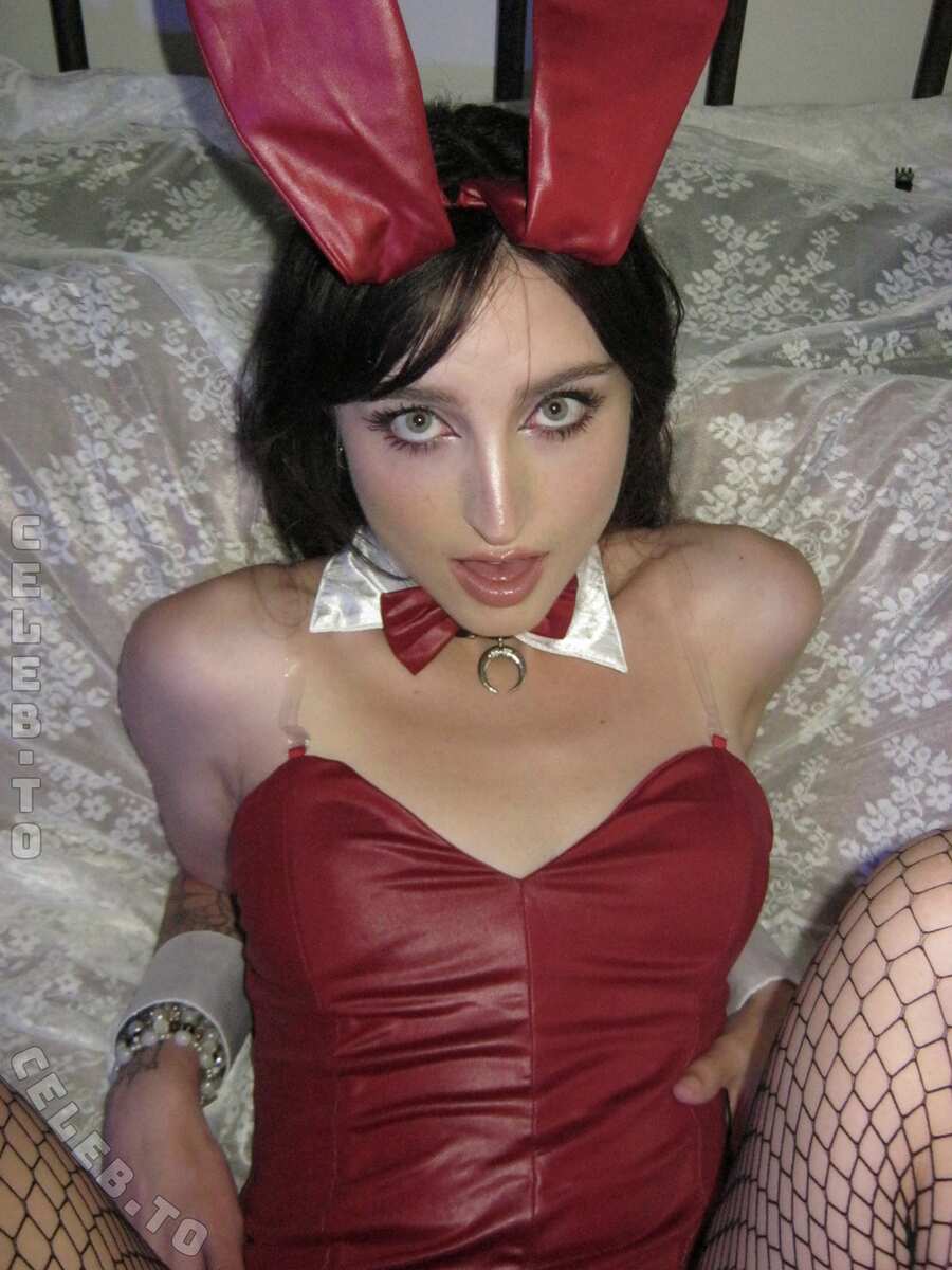 beebee nude photo 16