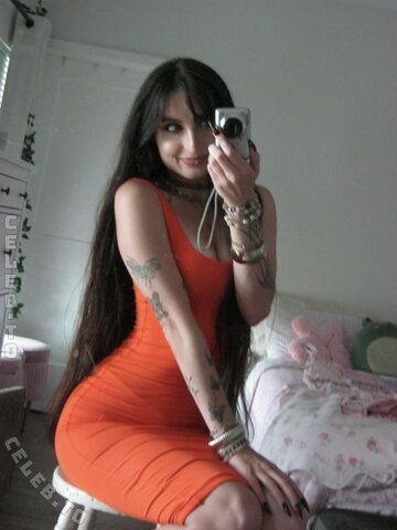 beebee nude photo 28