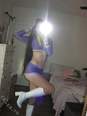 beebee nude photo 6