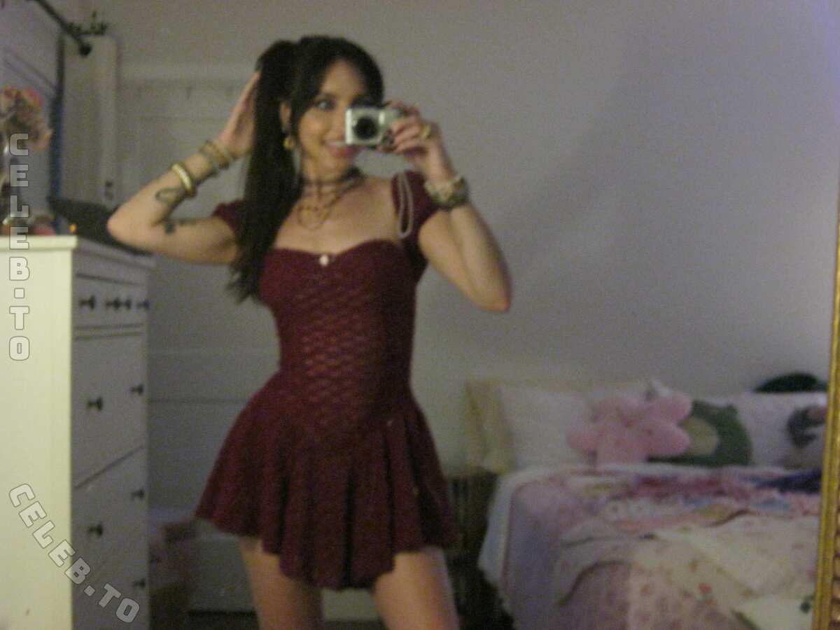 beebee nude photo 7