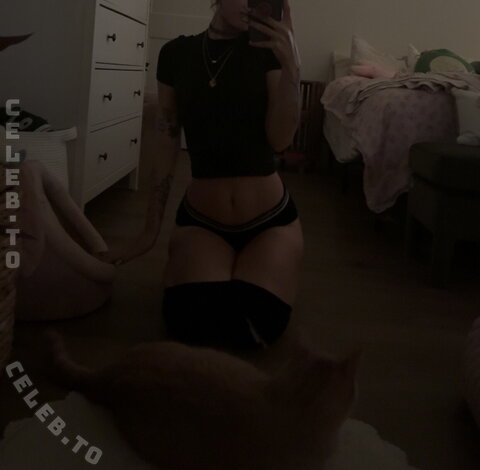 beebee nude photo 8