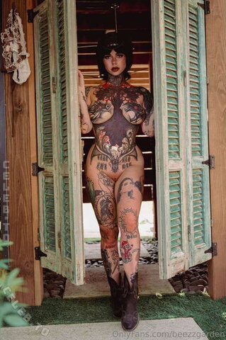 Beezzgarden nude photo 10