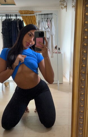 Bella el Hot (5 photos)