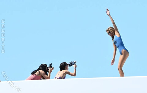 Bella Hadid photo 2