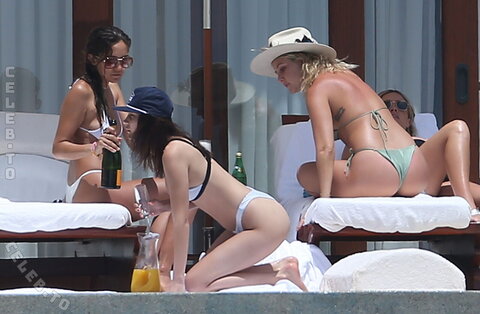 Bella Hadid nude photo 18