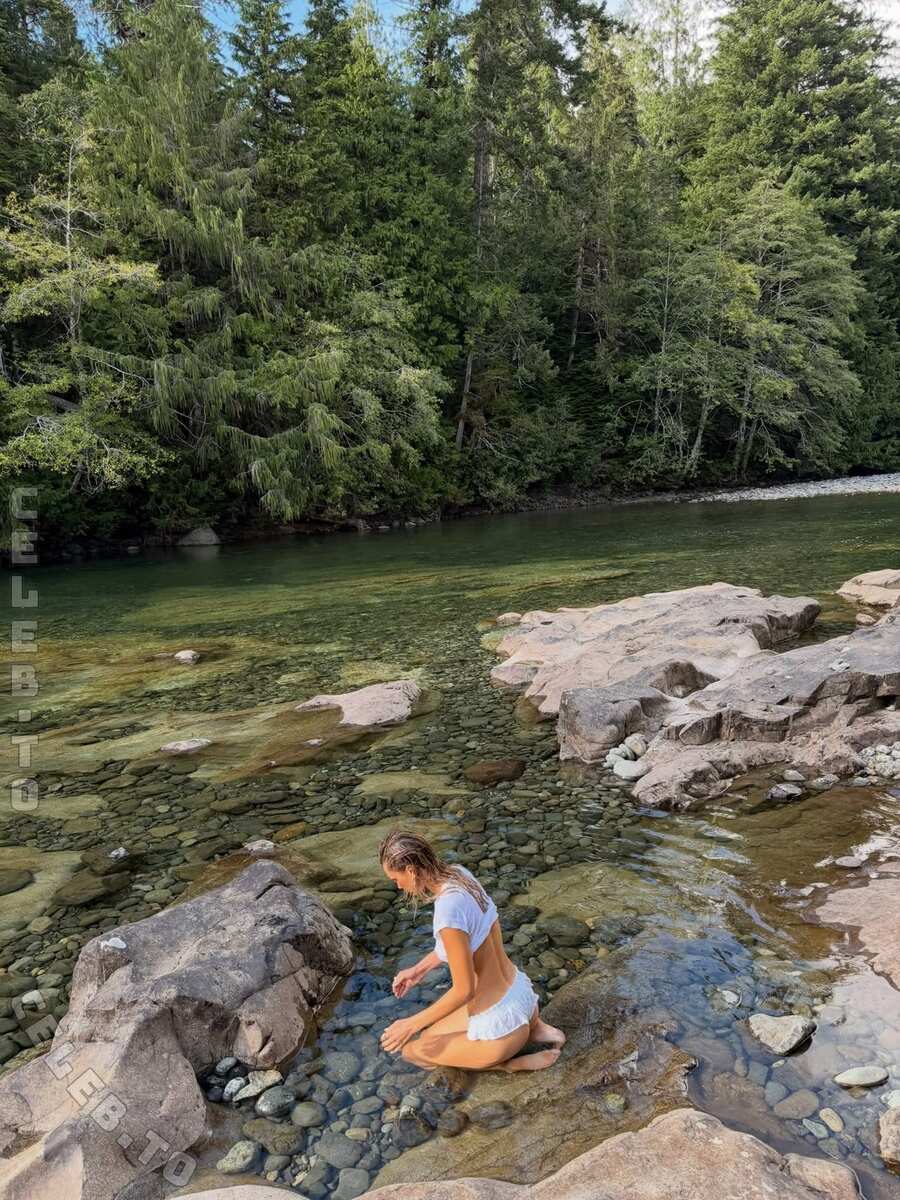 Bella Hadid nude photo 5