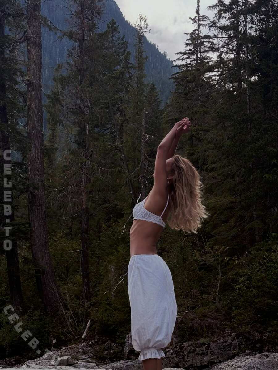 Bella Hadid nude photo 8