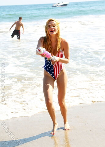 Bella Thorne nude photo 76