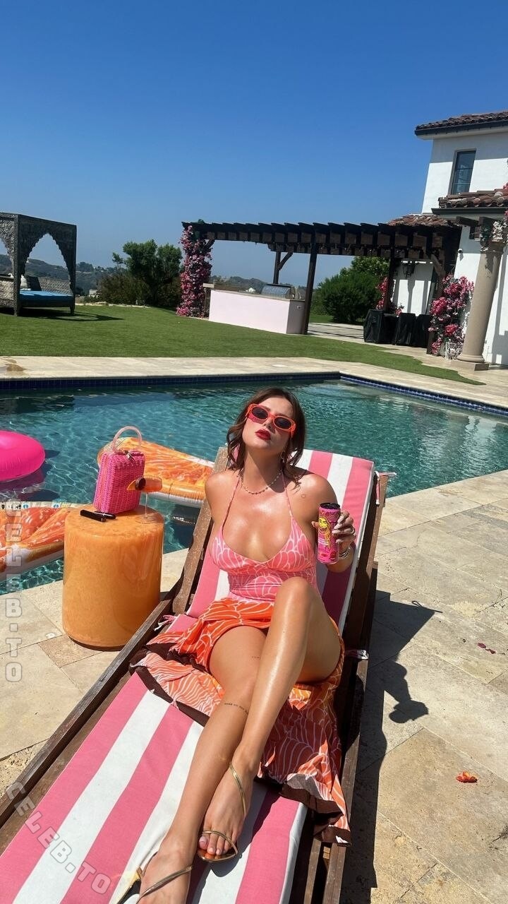 Bella Thorne nude photo 2