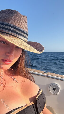 Bella Thorne photo 2