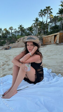 Bella Thorne nude photo 3