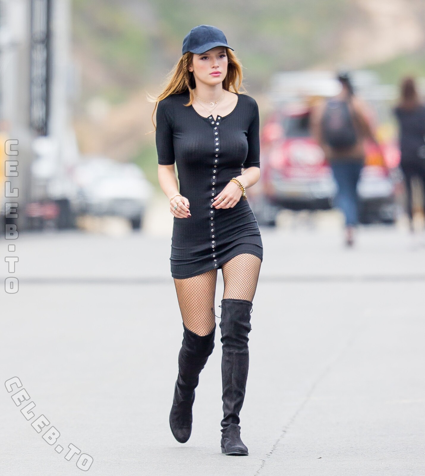 Bella Thorne nude photo 9