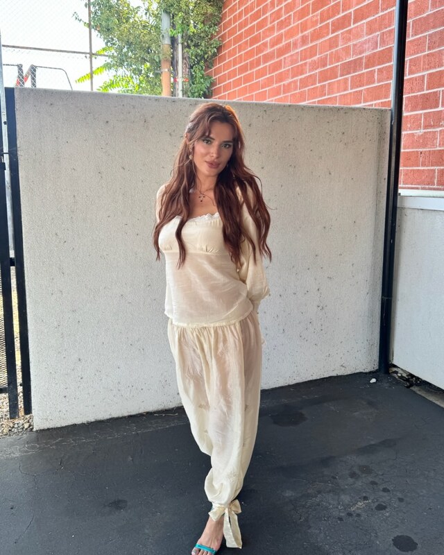 Bella Thorne nude photo 7