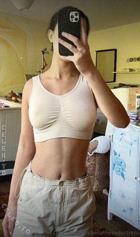 Bella nude photo 14