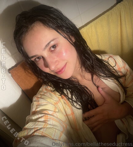 Bella nude photo 21