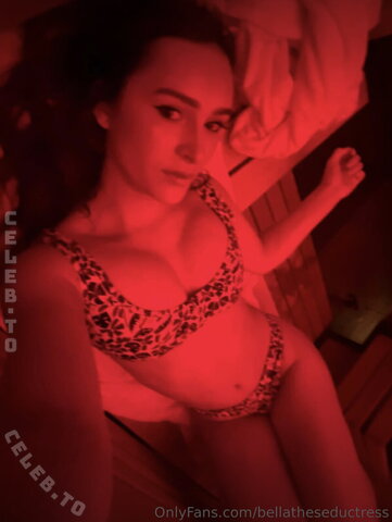 Bella nude photo 13