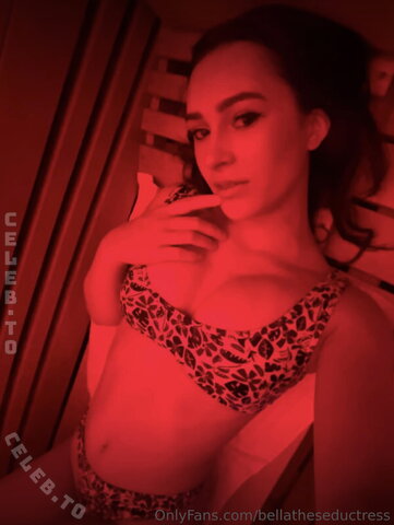 Bella nude photo 12