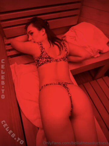 Bella nude photo 11